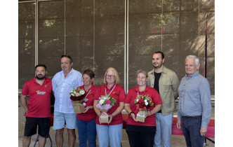 Les féminines vice-championnes de France en compagnie du président de la section sport-boules des JSA, du président du CBD, du maire et de l'adjoint aux sports de la ville d'Allonnes